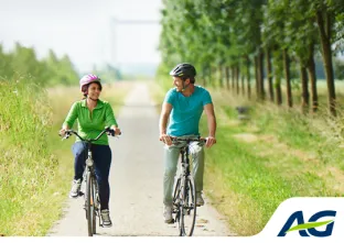 Jumelage avec le vélo sur une piste cyclable fine à travers la nature